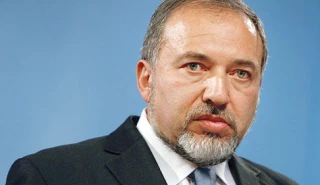 بعد أن التقوا السنوار؛

ليبرمان يمنع مندوبين سويسريين من الدخول لغزة