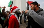 سربازان رژیم صهیونیستی بابانوئل هایی را که قصد اهداء هدیه به کودکان فلسطینی داشتند را بازداشت کرد 4