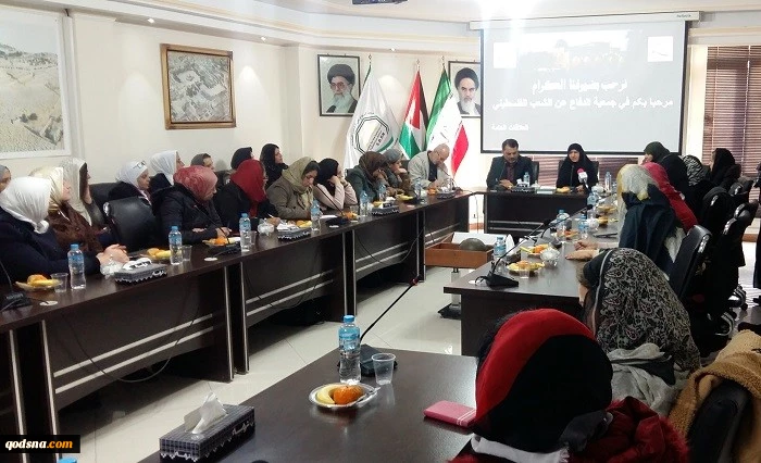 في مقر جمعية الدفاع عن الشعب الفلسطيني بطهران؛

كريمة الإمام الخميني(رض) تستقبل حشداً من اساتذة الجامعات السورية
 2