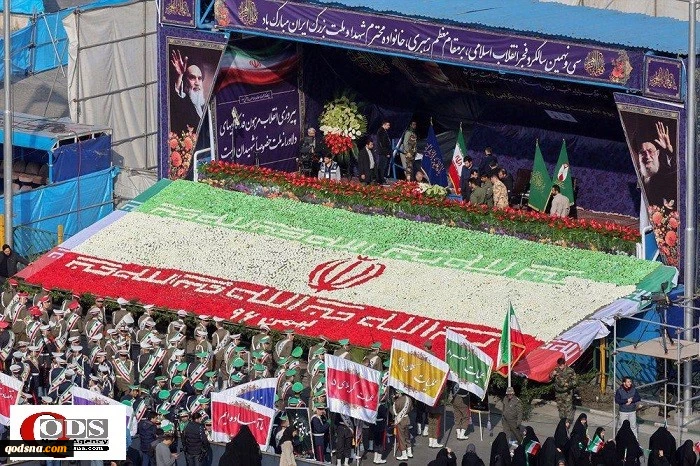 المسيرات في طهران انطلقت عبر 10 مسارات كبرى تنتهي جميعها الى ميدان آزادي (الحرية)؛

انطلاق المسيرات المليونية في كافة أنحاء ايران بذكرى انتصار الثورة الاسلامية 2