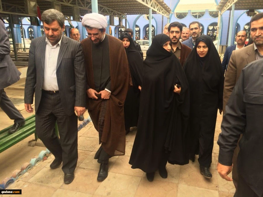 قبيل مراسم افتتاح مكتب جمعية الدفاع عن الشعب الفلسطيني في محافظة خوزستان؛

كريمة الإمام الخميني(رض) تزور مراقد الشهداء في مدينة الأهواز 2