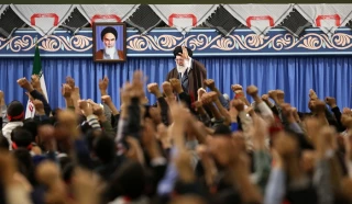 رهبر معظم انقلاب در دیدار جمعی از دانش آموزان و دانشجویان شرکت‌کننده در کاروانهای راهیان نور:

نسل جوان امروز برای عقب‌راندن دشمن از نسل اول آماده‌تر است/آزارها حرکت عظیم ملت را متوقف نخواهد کرد/دفاع‌مقدس انسان‌ساز بود و جوانان عادی را به اسطوره‌ و ستاره‌ درخشان تبدیل کرد