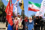 فی مظاهرة تأییداً لسوریا ورفضا للعدوان الثلاثی علیها؛

إحراق العلم الامریکی ورفع العلم الإیرانی فی تظاهرة بقطاع غزة 2