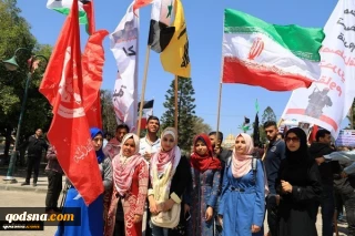 فی مظاهرة تأییداً لسوریا ورفضا للعدوان الثلاثی علیها؛

إحراق العلم الامریکی ورفع العلم الإیرانی فی تظاهرة بقطاع غزة(صور)