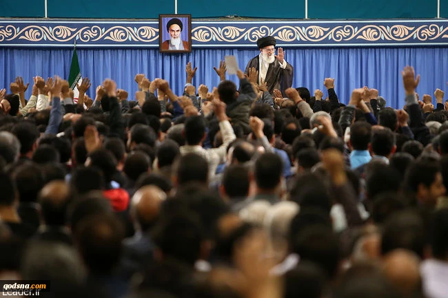 عشية عيد العمال

قائد الثورة الاسلامية يستقبل حشداً من العمال من كل أنحاء البلاد
 2