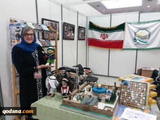 همسر سفیر فنلاند در غرفه جمعیت دفاع از ملت فلسطین درنمایشگاه کتاب تهران