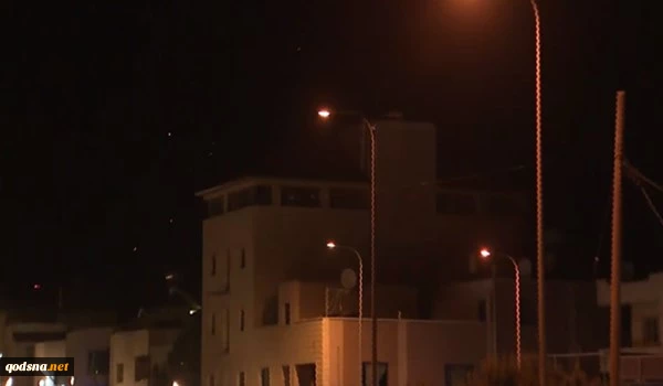 الرقابة العسكرية الصهيونية تفرض الحجب عن أي معلومة حول الصواريخ التي استهدفت المراكز

عشرات الصواريخ تضرب مواقع وقواعد عسكرية اسرائيلية في هضبة الجولان 2