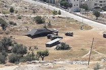 الاحتلال يسعى لجعل المنطقة بأكملها منطقة عسكرية مغلقة،

الاحتلال يصادر 10 دونمات في الخليل لاقامة معسكر للجيش
 2