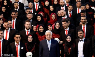 شب گذشته برگزار شد؛

ازدواج دسته جمعی 500 زوج فلسطینی در رام الله با حضور ابومازن+ تصاویر