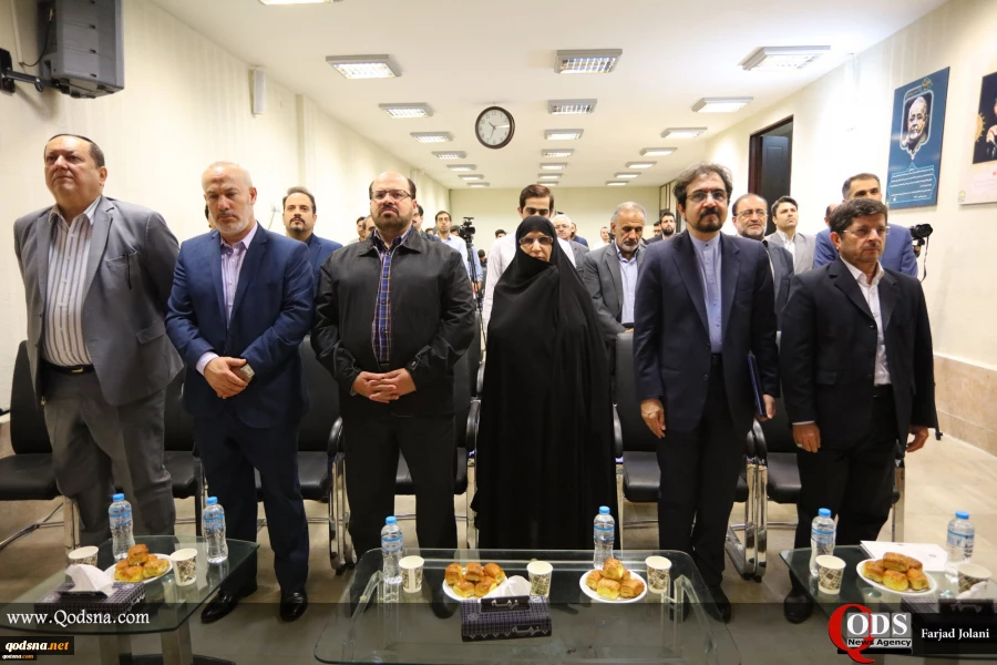 مدیر عام وکالة «قدسنا» خلال مراسم تدشین نسخة‌ جدیدة ناطقة باللغة الملاویة:

الهدف من تدشین النسخة الناطقة باالملاویة هو نشر المعارف الفلسطینیة ومواجهة مؤامرات القوی الاستعماریة التی تحاک ضد دول جنوب شرق اسیا 2