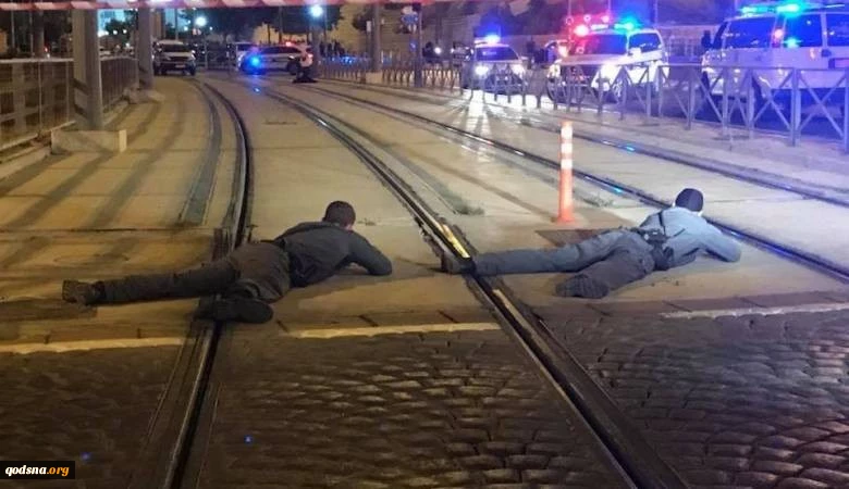 إلقاء قنبلة تجاه موقع لشرطة الاحتلال 
 2