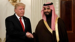 ترامب قالَ كَلِمَتَهُ النِّهائيّة: سنَدعم الأمير بن سلمان حتّى لو كانَ على عِلمٍ مُسبَقٍ باغتيالِ الخاشقجي.. 

عطوان يكتب: ولِماذا رَبَطَ في مُؤتَمَرِه الصِّحافيّ بين المَصالِح الأمريكيّة والإسرائيليّة وبَقاء وَليّ العَهد السُّعوديّ؟
