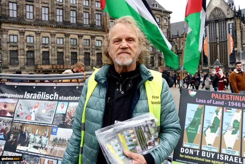 Aktivis Belanda melakukan aksi protes sendiri setiap minggu terhadap kezaliman Israel 2