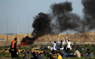 در چهل و دومین راهپیمایی بازگشت رخ داد:

مشارکت گسترده فلسطینی‌ها در راهپیمایی «ایستادگی برای پایان محاصره»/ تیراندازی نظامیان صهیونیست به سوی تظاهرات کنندگان مسالمت‌آمیز / شهادت یک زن و زخمی شدن خبرنگار و امدادگر فلسطینی 2