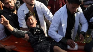 منابع فلسطینی خبر دادند:

شهادت یک فلسطینی و زخمی شدن 22 نفر در چهل و چهارمین راهپیمایی بازگشت/ تیراندازی نظامیان صهیونیست به سوی فلسطینی‌ها/ جمعه آینده «اسرای ما  تنها نیستند» نام گرفت 2