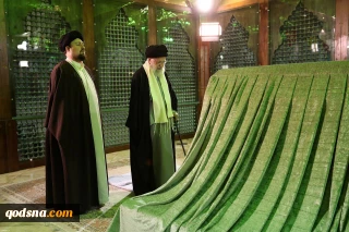 در آغاز دهه فجر و  همزمان با چهلمین سالروز پیروزی انقلاب اسلامی؛

رهبر انقلاب اسلامی در مرقد امام خمینی(ره) و گلزار شهدا حضور یافتند+ تصویر
