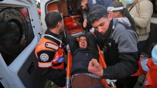 Israeli forces shoot down Gaza protester as warplanes launch new airstrikes