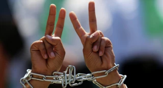 اعلام حالت آماده باش در سراسر زندان های رژیم صهیونیستی؛

اعتصاب غذای 1400 اسیر فلسطینی در یکشنبه هفته آینده/  اسیران جنبش فتح، حماس و دیگر گروه های مقاومتی درکنار یکدیگر هستند/فراخوان نیروهای ذخیره ارتش و پزشکان