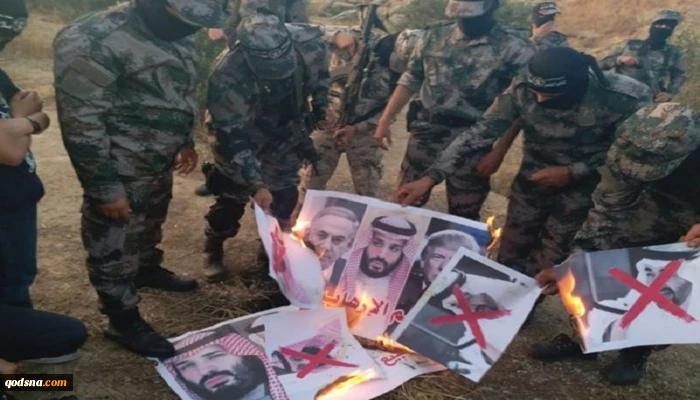الفلسطينيون يحرقون صور قادة السعودية والامارات والبحرين 2