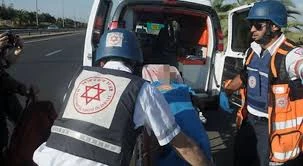 نفذها فتى 15 عاماً

إصابة مستوطنين أحدهما خطيرة في عملية طعن عند مدخل بلدة عزون واعتقال المنفذ 2