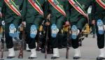 ماذا كان تحت اقدام ضباط الحرس في مراسم استعراض اليوم ؟ 2