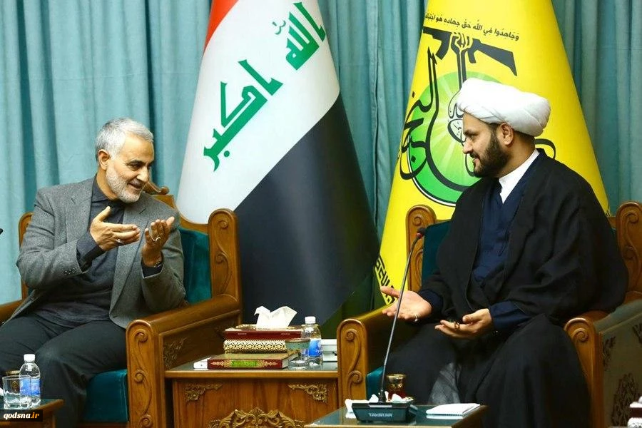 خلال لقاء مع كوادر حركة النجباء؛

الفريق الشهيد سليماني: افتخر بان اكون جنديا الى جانب النجباء
 2