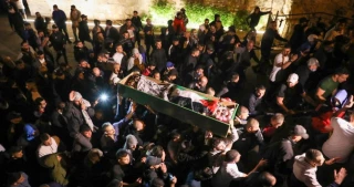 امام خمینی، نیمه خرداد، فلسطین؛

صدها نفر در مراسم تشییع پیکر شهید فلسطینی حضور پیدا کردند+ تصویر
