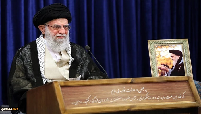 قائد الثورة الإسلامية: الإمام الخمي(رض) أحدث أكبر وأعظم التغييرات علي جميع الأصعدة في عصره 2