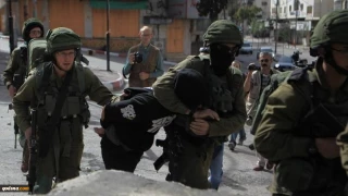 ادامه موج حملات در کرانه باختری و قدس اشغالی؛

نظامیان صهیونیست چند جوان فلسطینی از جمله یک خبرنگار را بازداشت کردند