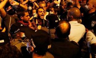 در شانزدهمین هفته اعتراضات پیاپی صهیونیست‌ها علیه نخست وزیر رژیم صهیونیستی؛

دهها معترض در تل آویو و کفار سابا بازداشت شدند/ معترضان: «فساد گسترده شده، فقر گسترده تر» 2
