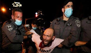 در شانزدهمین هفته اعتراضات پیاپی صهیونیست‌ها علیه نخست وزیر رژیم صهیونیستی رخ داد؛

بازداشت دهها معترض در تل‌آویو و کفارسابا/ معترضان:«فساد گسترده شده فقر گسترده‎ تر»+ فیلم 2