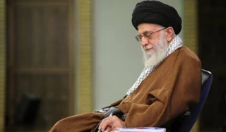 قائد الثورة: على شباب فرنسا أن يسألوا رئيسهم لماذا التشكيك بالهولوكوست جريمة فيما يجوز الاساءة لرسول الله(ص) ؟