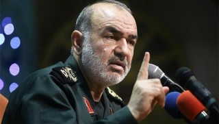 در آیین الحاق ناو شهید رودکی

سرلشکر سلامی: خلیج فارس پیشانی مستحکم دفاعی ما است/ برای دفاع به جغرافیای خاصی محدود نمی شویم