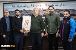 به مناسبت فرا رسیدن روز ملی اقتصاد مقاومتی و کارآفرینی برگزار شد:

اهدای کاشی مزین به تصویر شهید سلیمانی به رسانه‌های حامی مقاومت و کارآفرینی 2