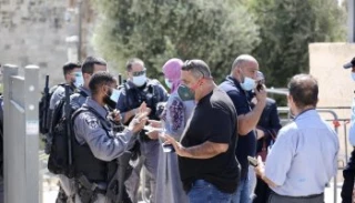 Zionist regime bars Palestinians from praying at Al-Aqsa Mosque