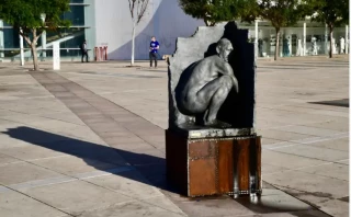 Statue of Netanyahu relieving himself erected in Tel Aviv-Jpost