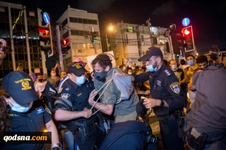 Israeli protesters clash with police outside President's Residence