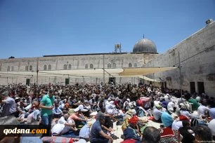 Despite Israeli checkpoints, thousands perform prayers at Al-Aqsa