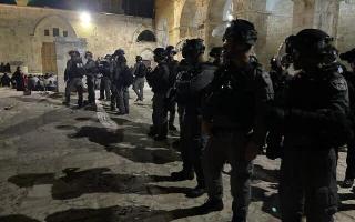Over 200 Palestinians injured in clashes with Zionist police in Al-Aqsa mosque