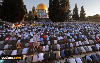 Palestinian Muslims perform Eid al-Fitr prayers in al-Aqsa mosque