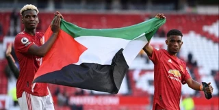پوگبا با پرچم فلسطین در اولدترافورد؛ دفاع ستاره و تماشاگران منچستر از مظلومیت غزه