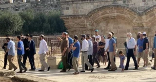 Dozens of Zionist settlers renew their storming of Al-Aqsa courtyards