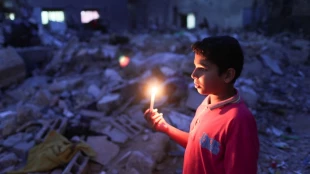 Palestinians in Gaza live by the rubble of their former homes
 2
