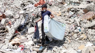 Palestinians in Gaza live by the rubble of their former homes
 3