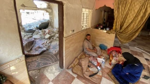 Palestinians in Gaza live by the rubble of their former homes
 6