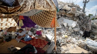 Palestinians in Gaza live by the rubble of their former homes
 9