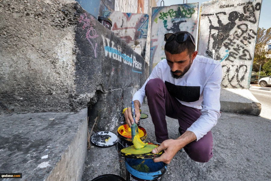 Palestinian artist paints murals on Israeli barrier
 2