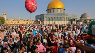 Over 100,000 Palestinians attend Eid prayers at Al-Aqsa Mosque following Israeli storming