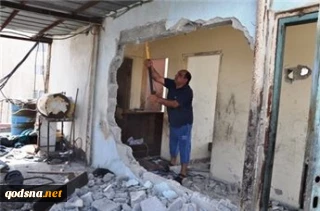 Palestinian resident of East Al-Quds forced to demolish own house