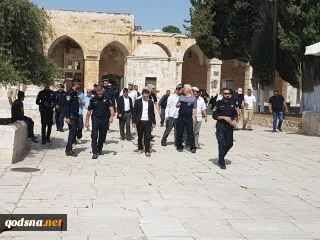 Scores of Israeli settlers raid Al-Aqsa Mosque